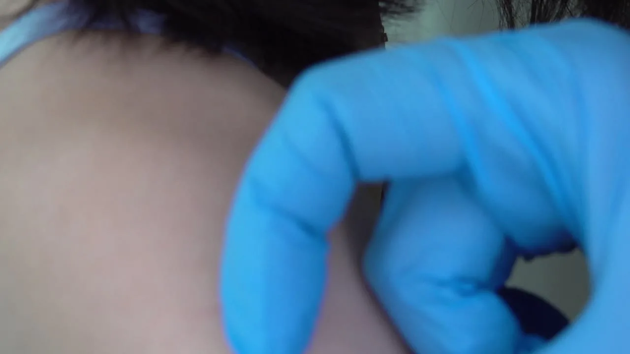 [ワクチン接種]激カワ美女のコリコリ乳首♡装着感無しのパカパカブラから見えた咥えやすそうなおっぱい[胸チラ] - FC2 Video