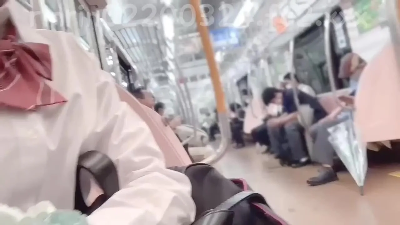 【J〇 りなの自撮りです！】電車内で椅子に座りながらスカートめくって全開パンチラ！！！こんな状況にドキドキしている変態です…… - FC2 Video