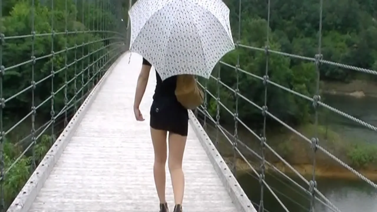 個人撮影 超美脚の素人熟女女性がマイクロミニ着用でつり橋にて野外をお散歩する大胆行為！ - FC2 Video