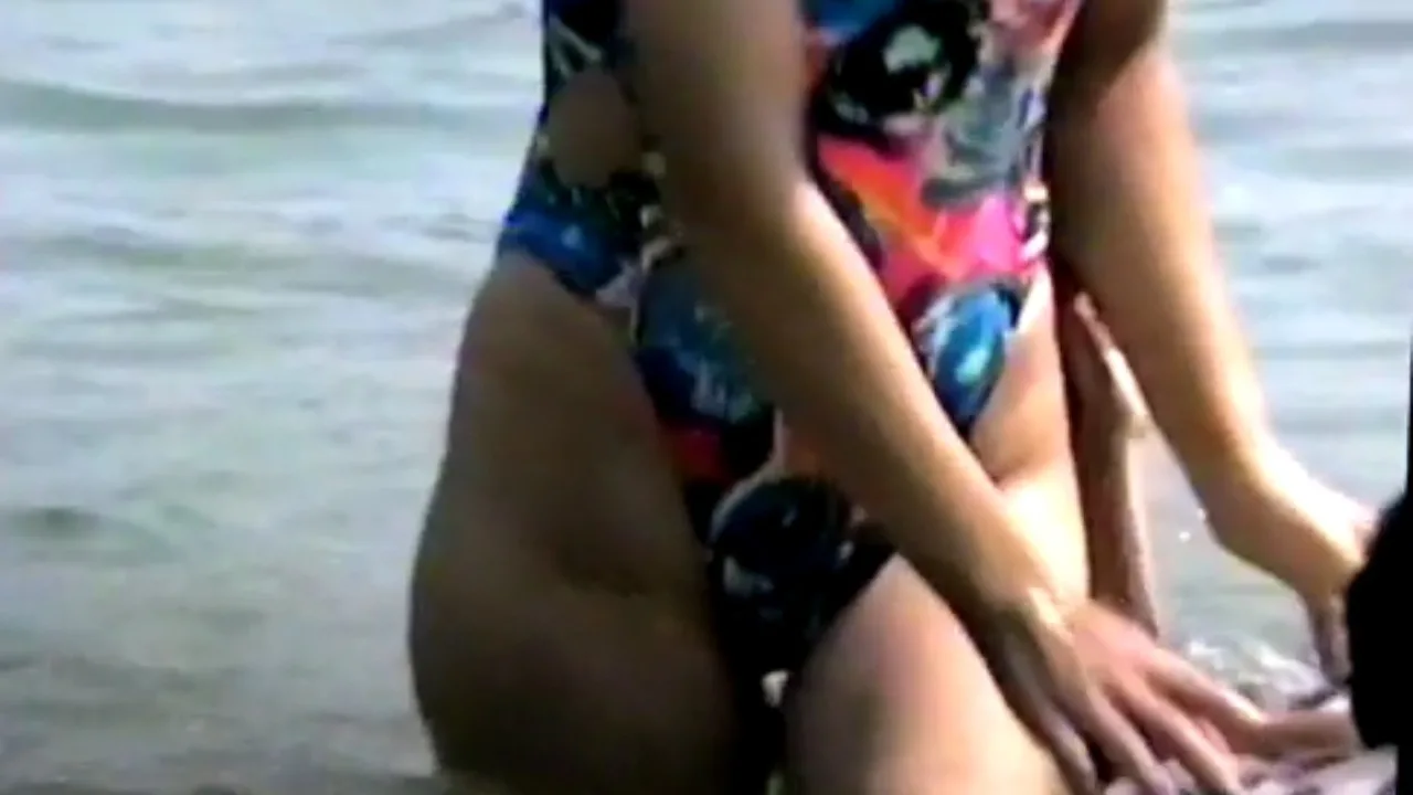 30年程前の鹿児島のビーチ、股間に食い込むハイレグ水着姿は露出狂に調教された妻の真理子だけでした - FC2 Video