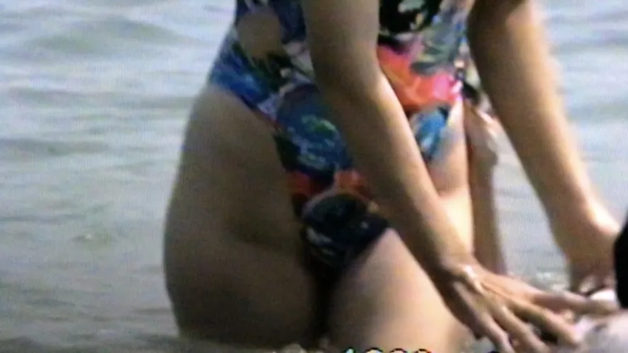 30年前の鹿児島錦江湾、股間に食い込むハイレグ水着姿は露出狂に調教された妻の真理子だけでした - FC2 Video