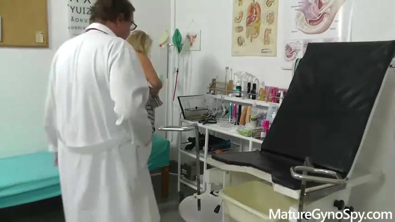 産科クリニック 不感症治療に来たマダムの性器内部を親切丁寧な診察に満足して帰る二人のクランケ - FC2 Video