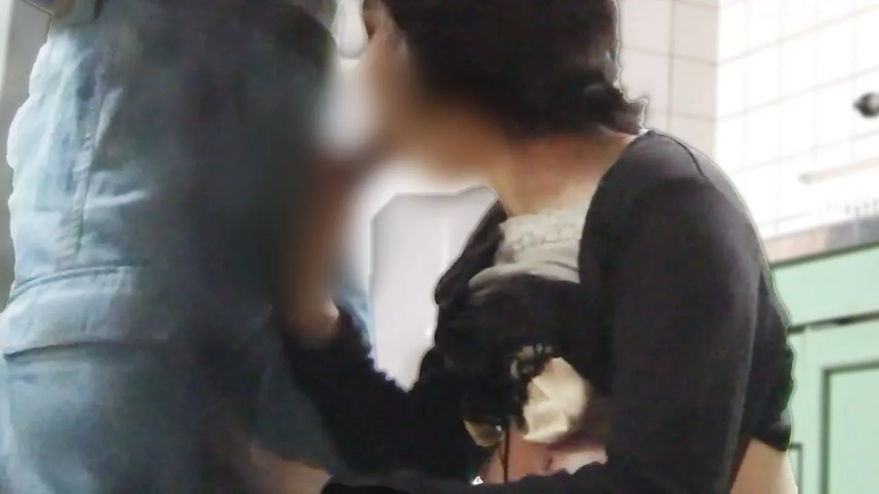 専業主婦が業者の男のチンポをしゃぶり イラマチオでオホオホ言いながら口内射精されています。 - FC2 Video