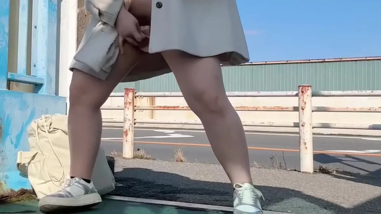 【19歳Gカップえりかの自撮り】☆彡コートの下は全裸！車がたくさん通っている道路の歩道で、車に背を向けてコート開いてディルドオナニー！男の人が2回も来ちゃうハプニングも…/// - FC2 Video