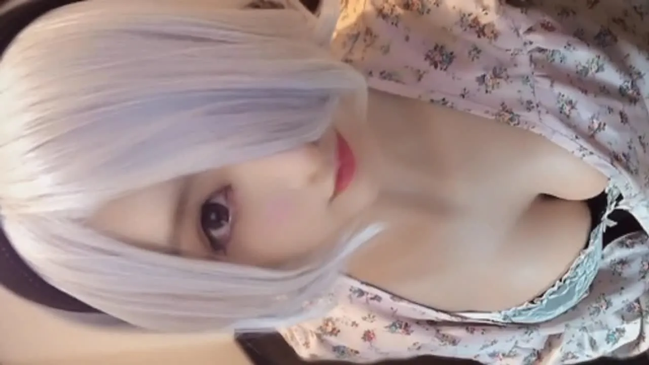白髪で神秘性の高いメチャカワな女装子ちゃんがおちんぽをシゴキまくり！ディヴァイニング・オナニー！ - FC2 Video
