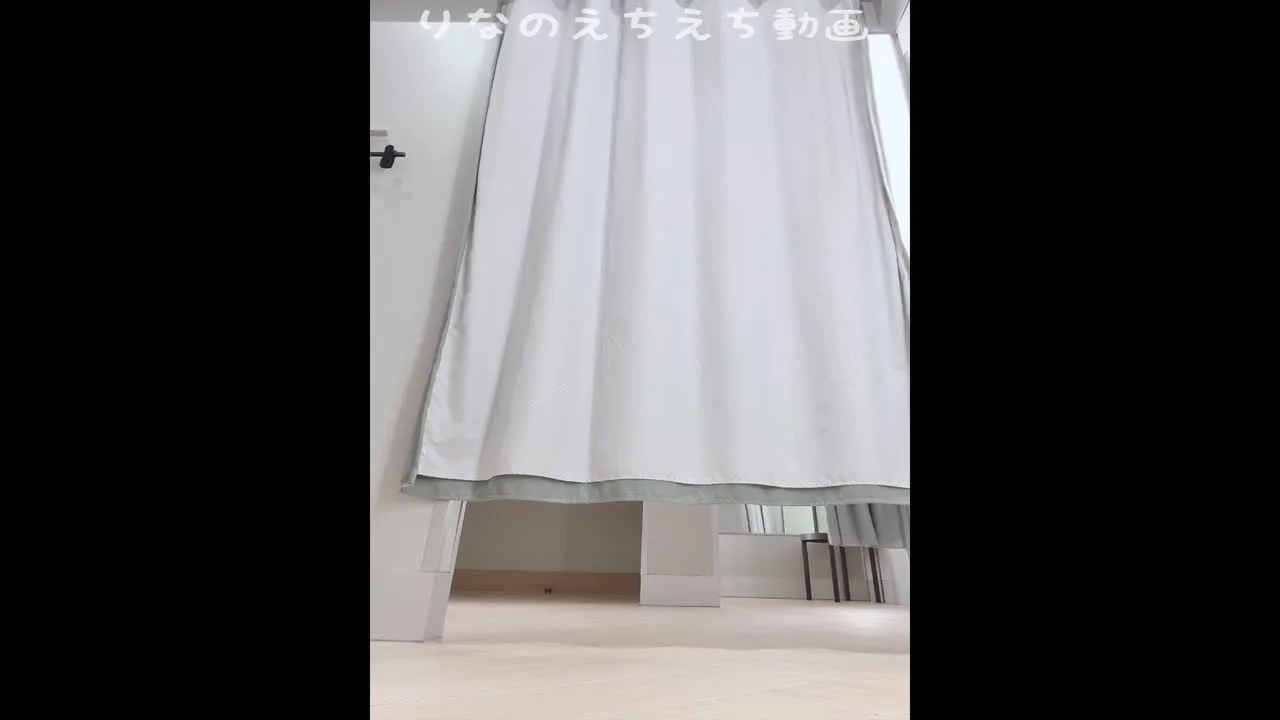 【女子大生りなのえちな露出オナ】カーテン下が結構空いてる試着室で試着しながら全裸オナニーしました…前の個室に人がいたのにしゃがんで隙間から見せつけるようにオナニーしちゃった… - FC2 Video