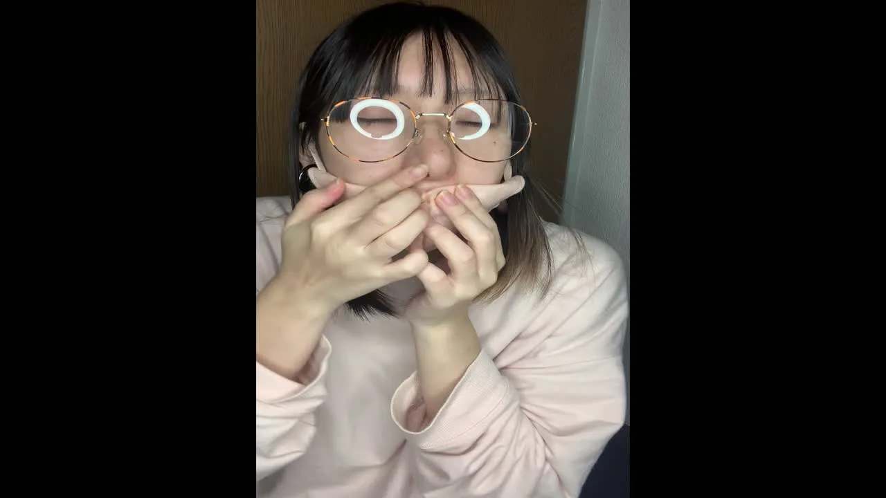 鼻に蓄光プラグを入れて暗闇の中光らせる!(ショート動画) - FC2 Video