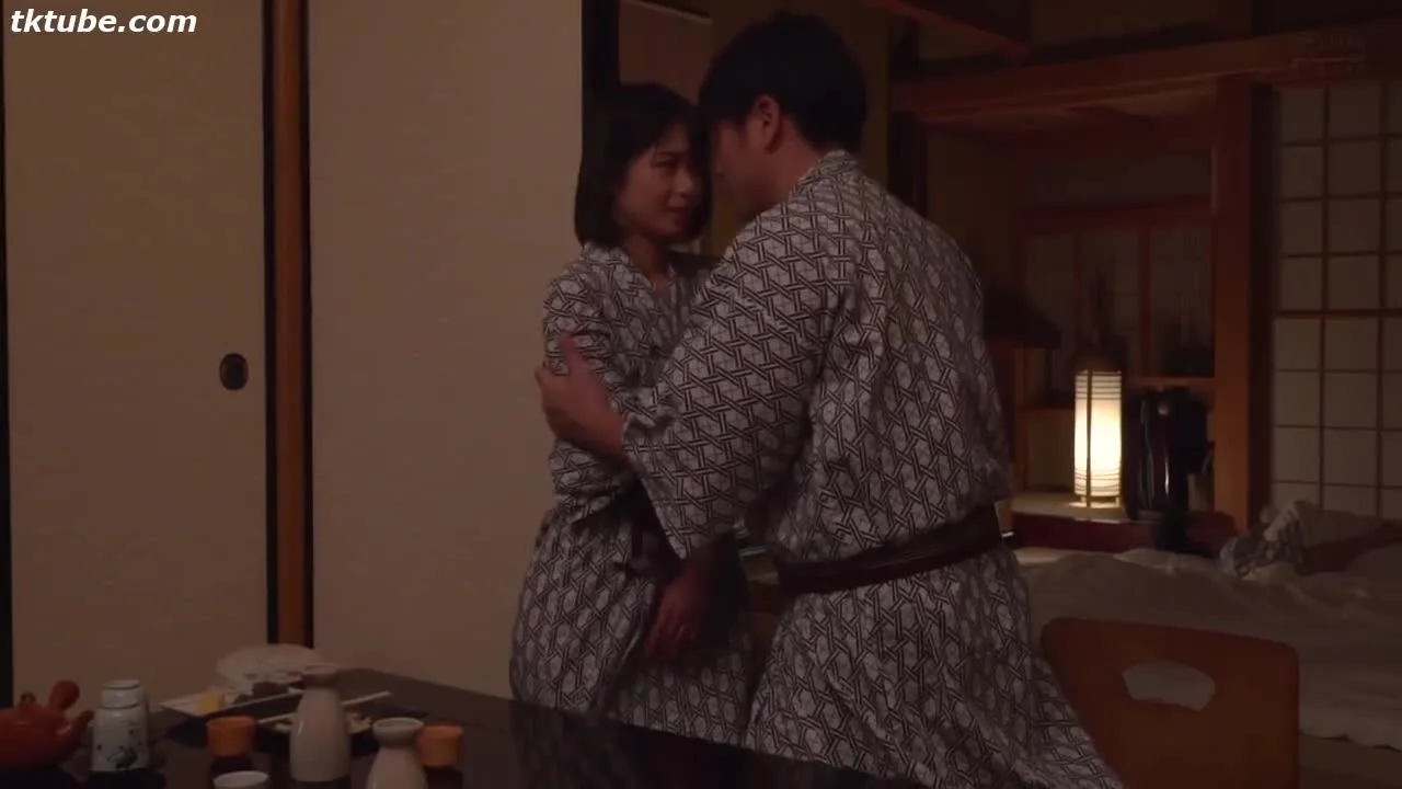 布団の中で声ガマンしてもネットリ抜き挿しする性交音は漏れてしまうバレ寸前不倫生活.mp4 - FC2 Video