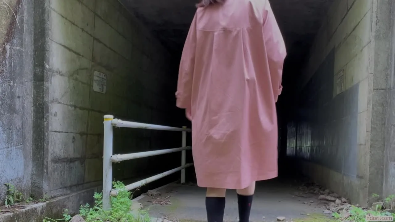 野外露出する自分のAVをナレーションする女 - FC2 Video