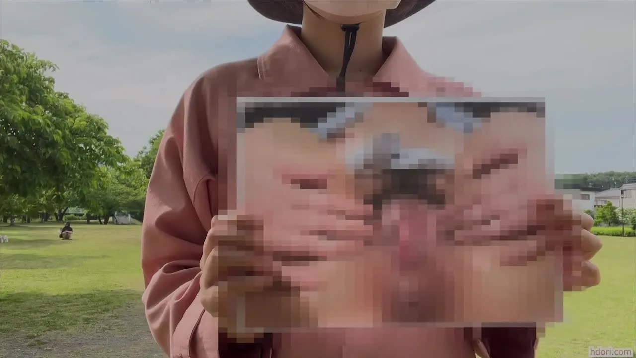 オマンコくぱぁ写真を晒す野外露出プレイ - FC2 Video