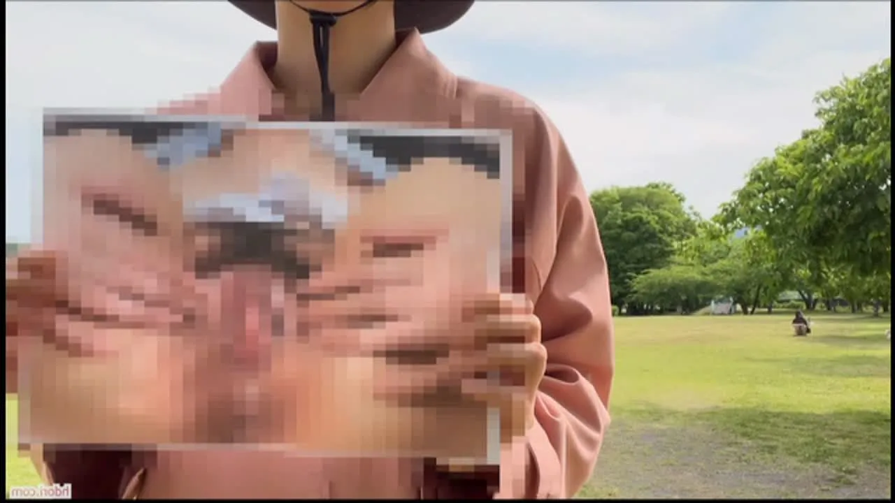 自らのオマンコくぱぁ写真を印刷した紙を持って晒す!超高等的な野外露出羞恥プレーに大興奮する変態女! - FC2 Video