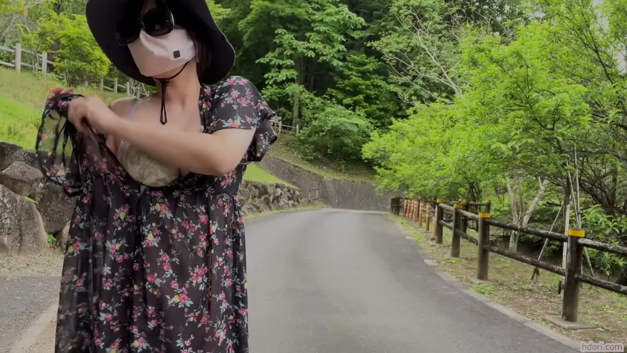 公園のベンチで野外露出オナニー - FC2 Video