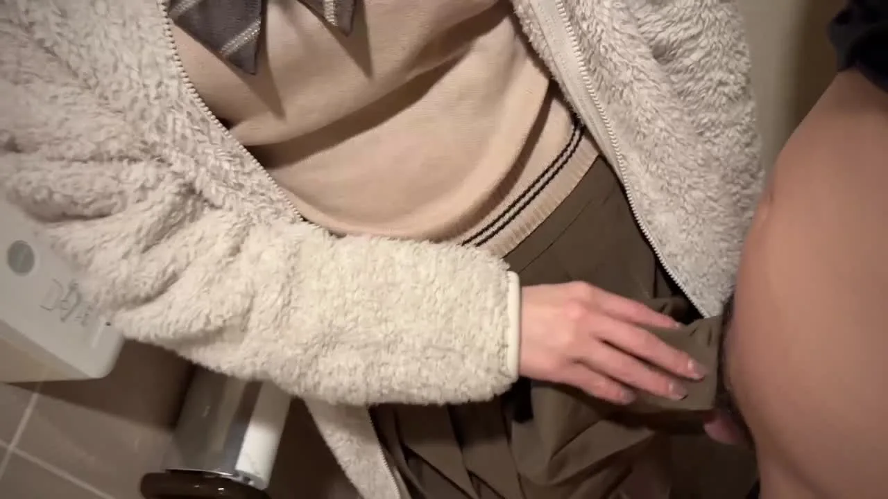 【無】#フォロワー1万人記念　#スペシャル動画#激カワ　#制服　#トイレ　#フェラ　#口内射精 - FC2 Video