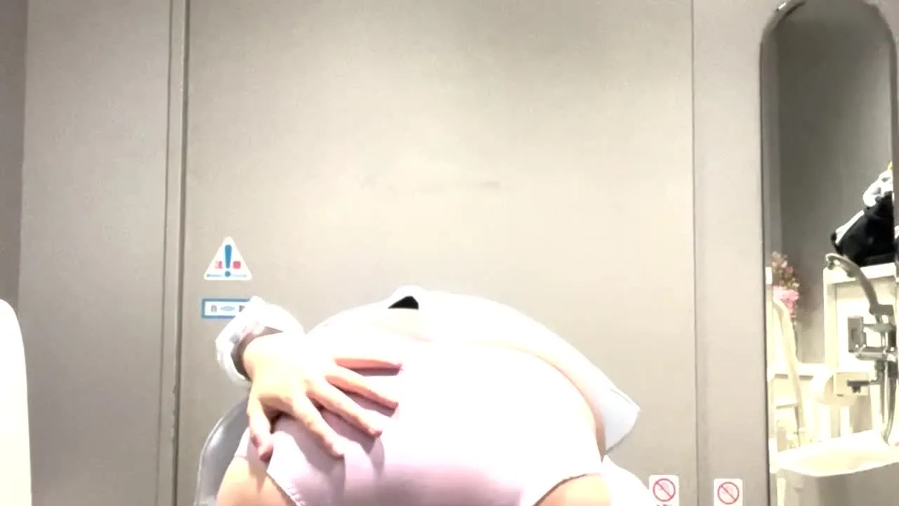 清楚かわいいぽっちゃりJD３就活中にスーツのまま本気イキオナニー - FC2 Video