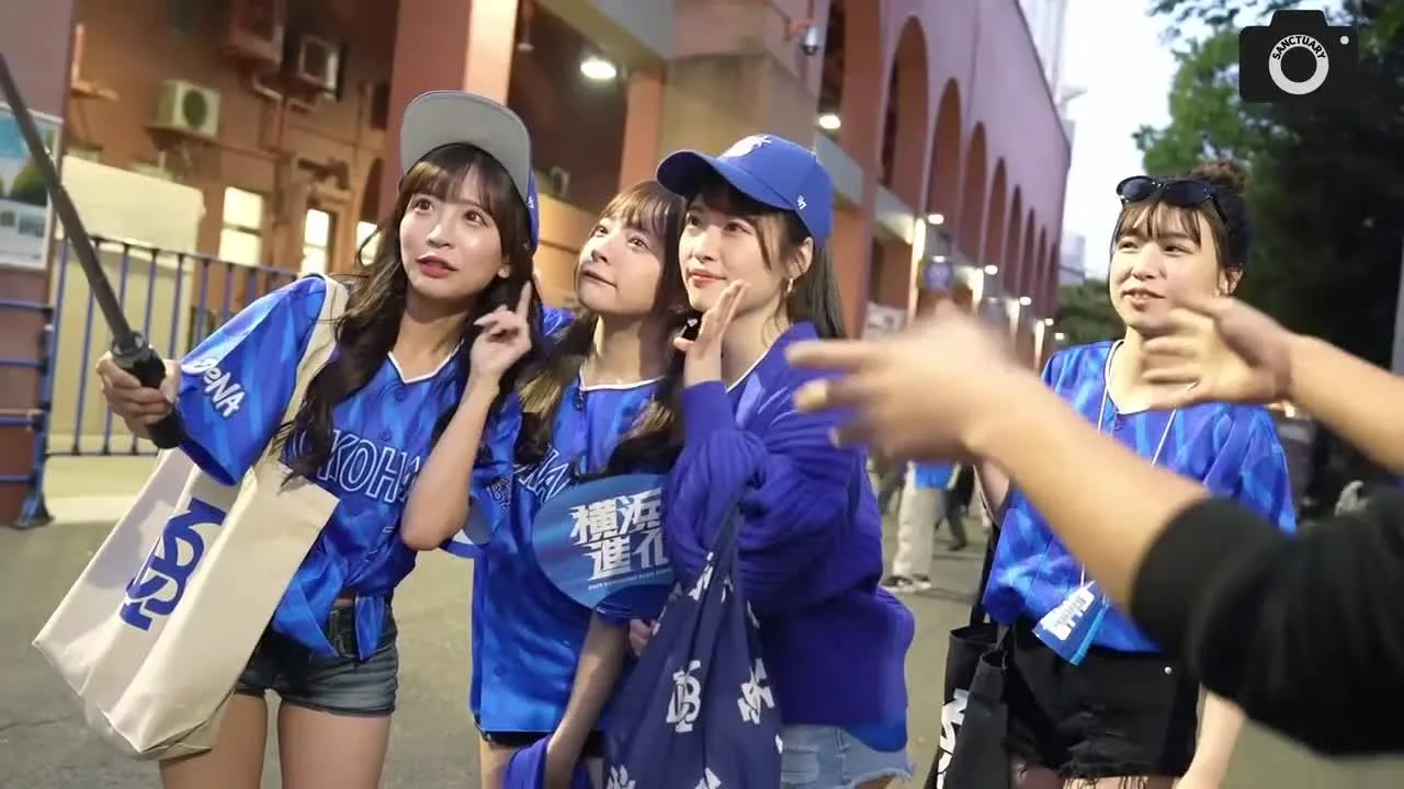 女子大生2人をナンパして4P乱交♡2人ともパイパンで興奮してうっかり中出し！！ - FC2 Video