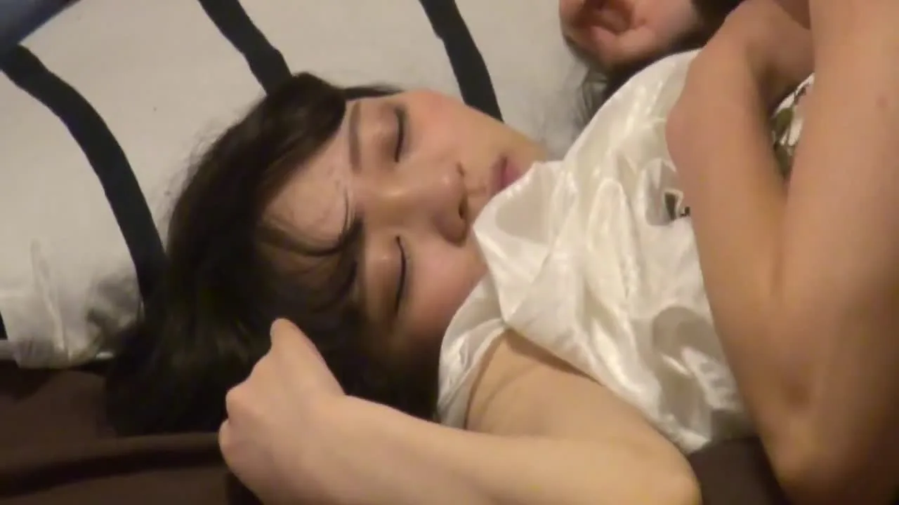 【激マブ】骨が浮くほどスレンダーなパイパン女子ゆいなちゃん。 3Pセックスで - FC2 Video - 361299