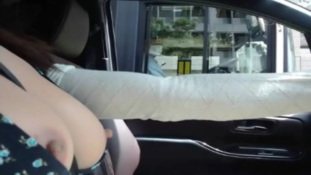 両乳出して助手席の窓を全開、交差点を左折する - FC2 Video - 365610