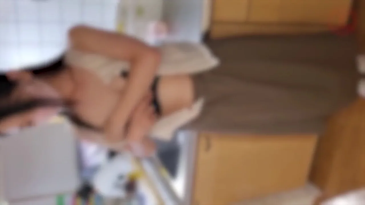 【個人】自称元グラビア巨乳妻、強引にリビングで挿入。に見つかってしまい・・・。 - FC2 Video - 365822