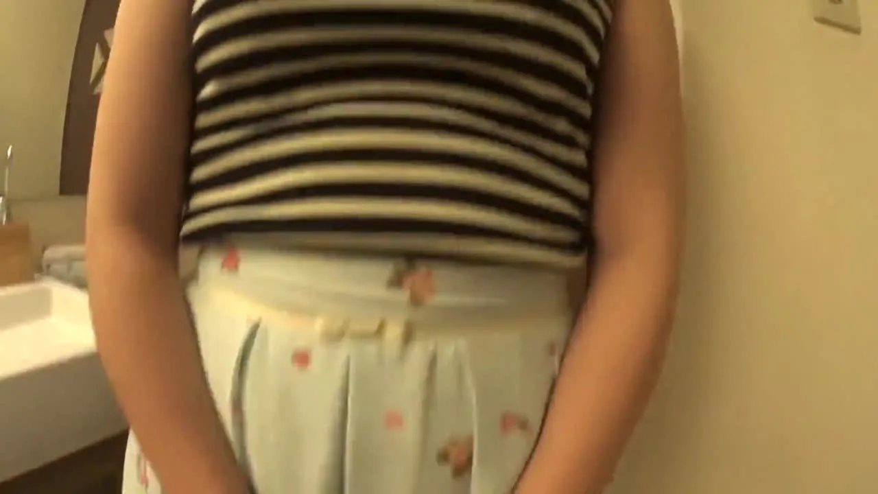 【無修正】【野外エロ散歩】スマホで操れる最新遠隔ローターをパンツの中に - FC2 Video - 367604