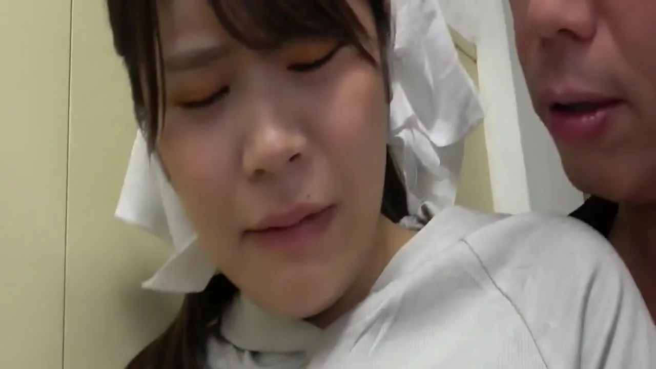 【激マブ】可愛くて巨乳な清掃員ちゃんを生ハメ！ 感度高めなパイパンおまんこを中イキ - FC2 Video - 368992